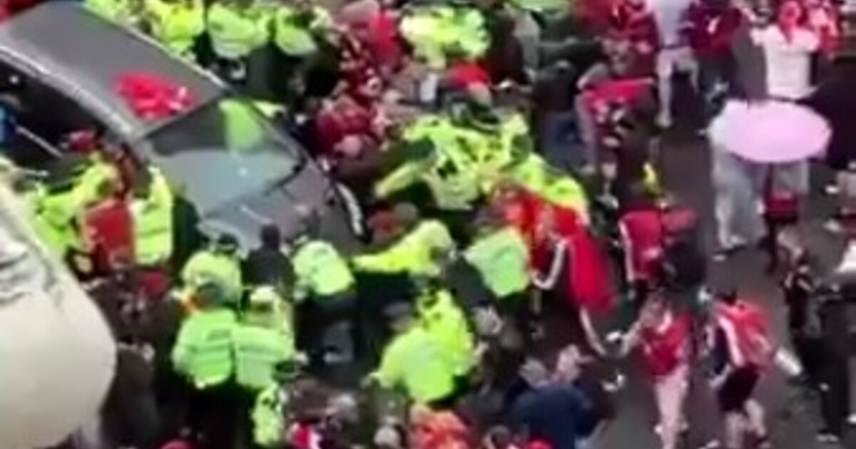 VIDEO: V Liverpoolu najelo auto do davu fanoušků: 47 zraněných včetně čtyř dětí