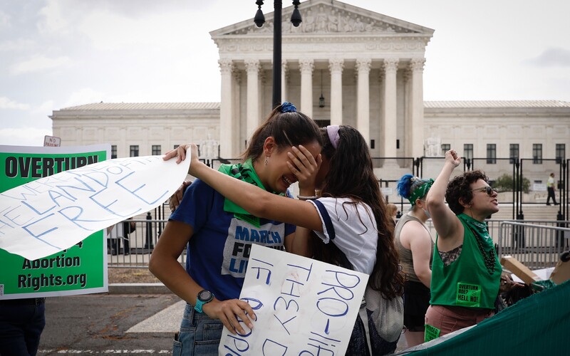Najvyšší súd v USA zrušil ústavné právo na potraty.