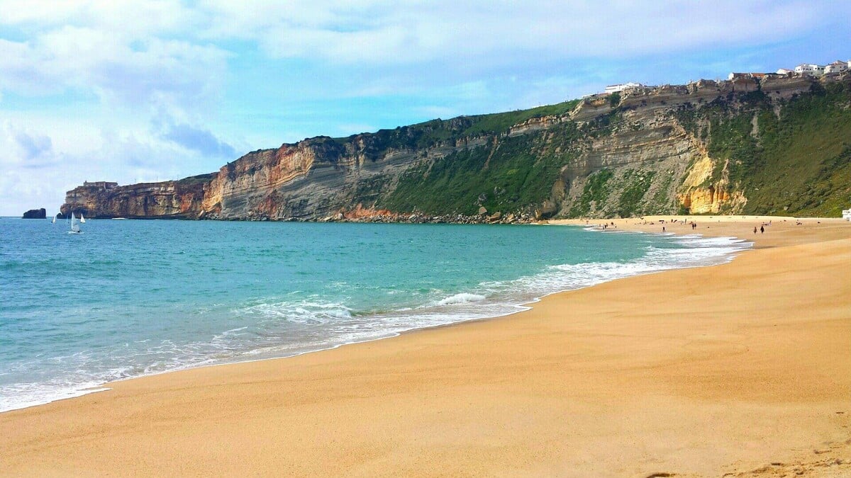 Pláž Praia de Nazare v Portugalsku. 