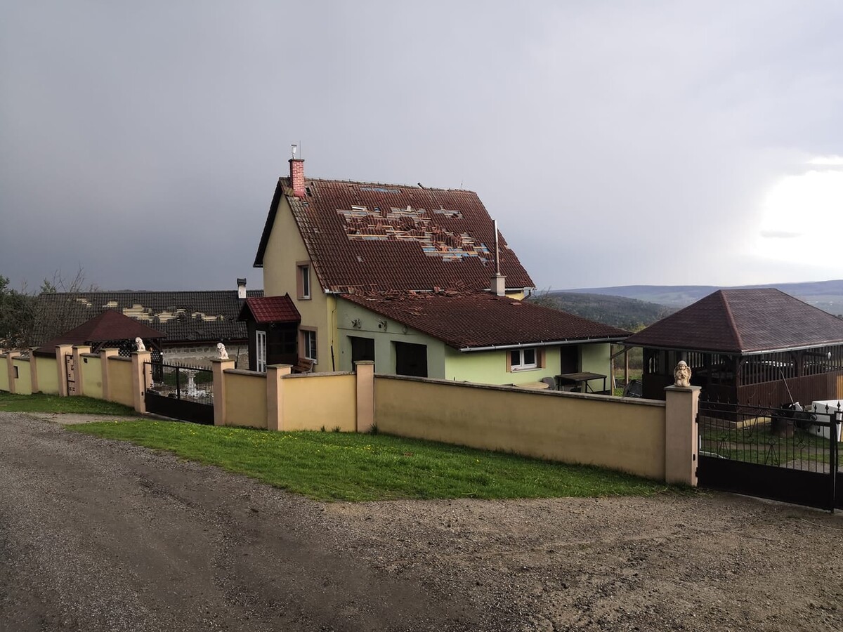 Škody po tornáde v obci Ploské.