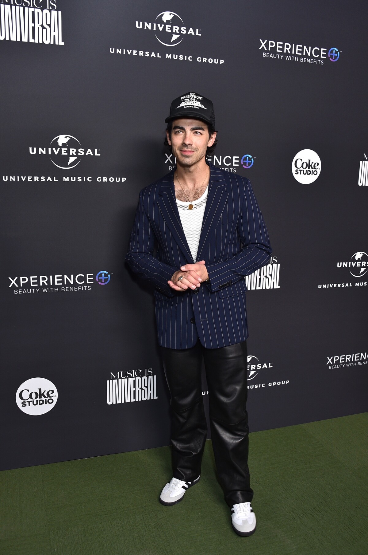 Joe Jonas prišiel v teniskách Adidas Originals Samba na oslavu po 65. ročníku odovzdávania hudobných cien Grammy.