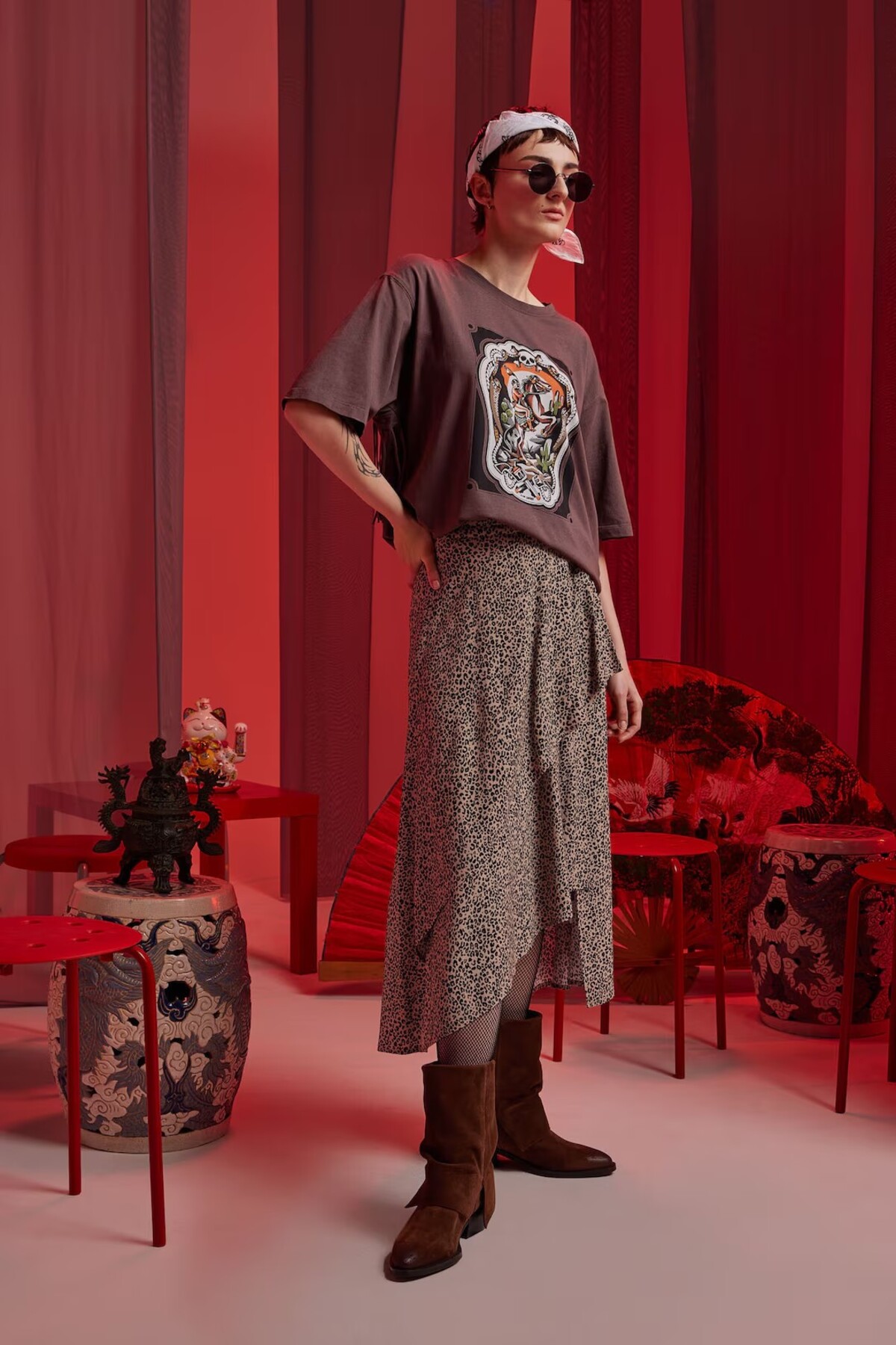 Leopardí vzor se stále více objevuje v měststkých outfiech, hodí se ale i na festival. Zkombinuj ho s tričkem v zemitých barvách.