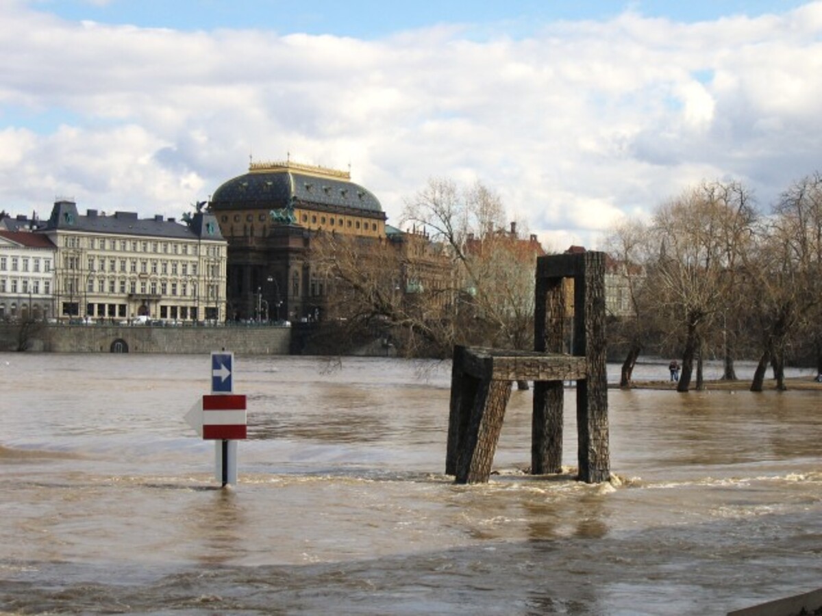 Třímetrová židle Magdaleny Jetelové byla odplavena z Prahy až do Mělníka