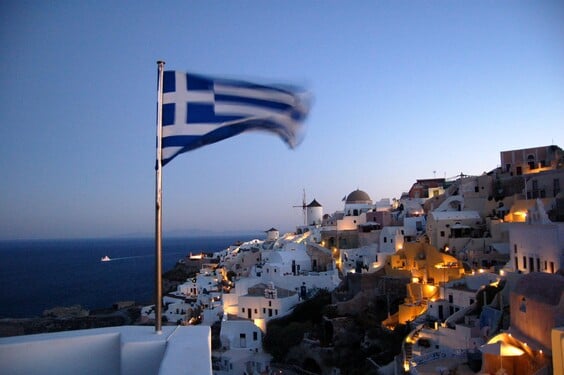 Představ si, že vyrážíš na dovolenou do Řecka. Na poslední chvíli řešíš způsob placení za obchody a služby, takže nemáš možnost dlouhodobě sledovat vývoj kurzu měny. Jaký způsob placení zvolíš?