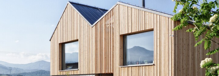 Novostavba na úpätí Veľkej Fatry, ktorá čerpá inšpiráciu v ľudovej architektúre, ale zároveň vyzerá moderne