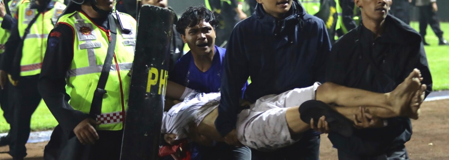 Během chaosu a násilností fotbalových fanoušků v Indonésii zemřelo minimálně 174 lidí. V lize hrají Češi Krmenčík a Kúdela