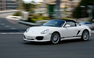 Belgický soud řešil kuriózní případ. 79letá stařenka se řítila ve svém Porsche rychlostí 238 kilometrů za hodinu Belgický soud řešil kuriózní případ. 79letá stařenka se řítila ve svém Porsche rychlostí 238 kilometrů za hodinu