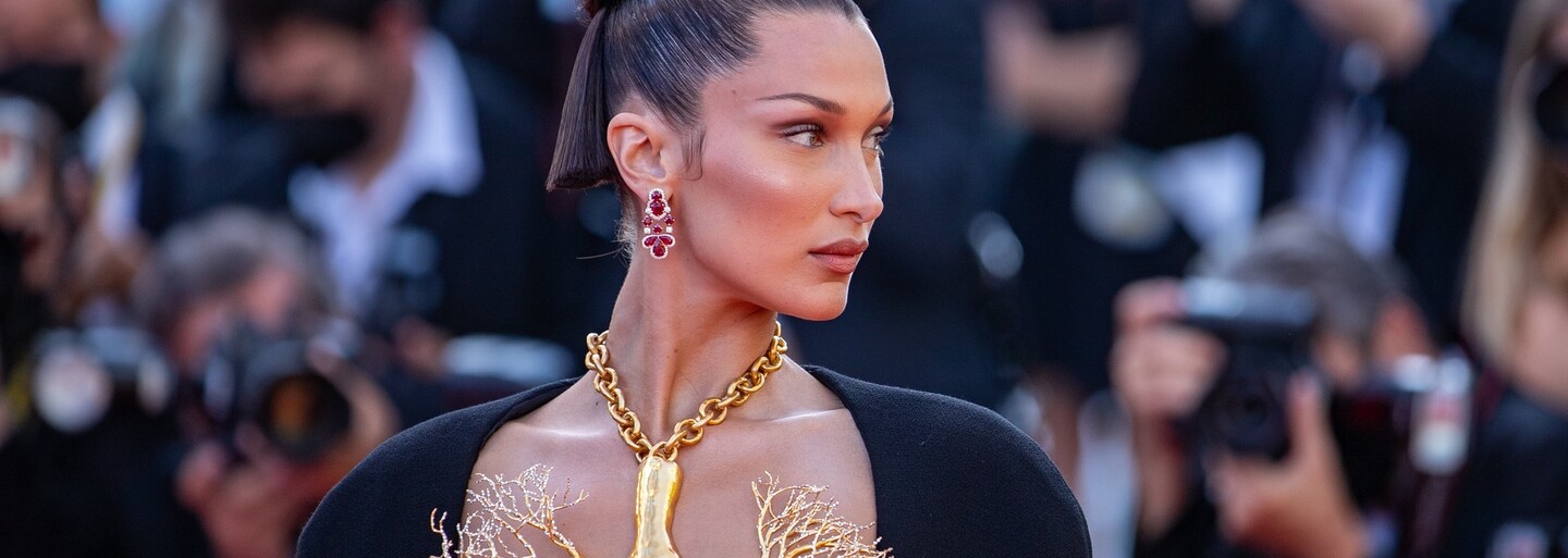 Bella Hadid celý výdělek z fashion weeku věnuje na pomoc Ukrajině. Stejně tak učiní i její sestra Gigi