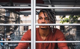 Ben Cristovao se na ulici zavřel do klece. Přidal se k dalším osobnostem, které chtějí ukončit klecový chov slepic