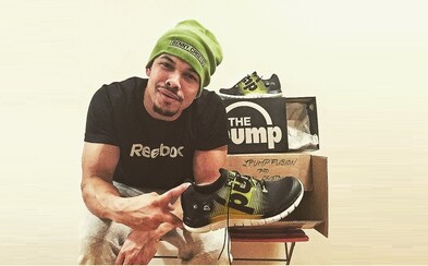Ben Cristovao si dal v teniskách Reebok ZPUMP závod centrom Prahy oproti autu Ben Cristovao si dal v teniskách Reebok ZPUMP závod centrom Prahy oproti autu