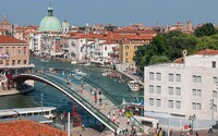Benátky mají skleněný most, na kterém lidé kloužou a padají. Stavbu světoznámého architekta musí opravit