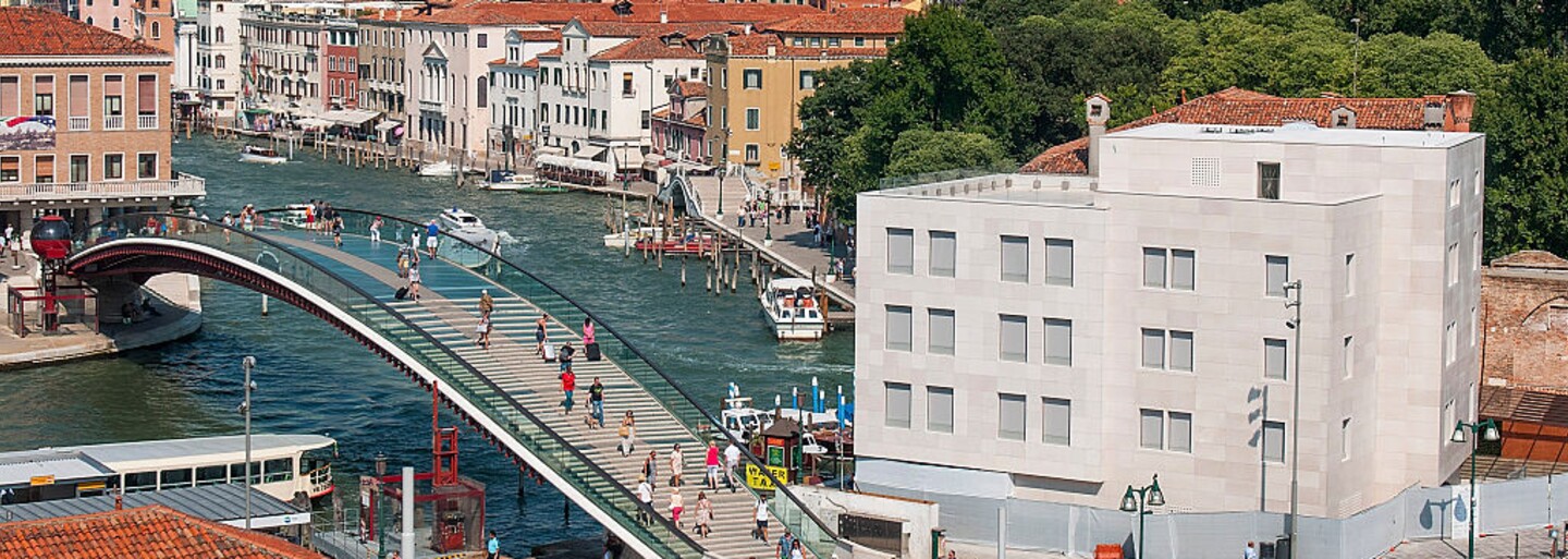 Benátky mají skleněný most, na kterém lidé kloužou a padají. Stavbu světoznámého architekta musí opravit