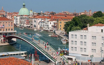 Benátky majú sklenený most, na ktorom si ľudia lámu nohy. Stavbu svetoznámeho architekta Santiaga Calatravu musia opraviť