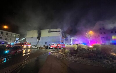 Benešov: Požár obchodu je pod kontrolou, zranilo se 5 osob