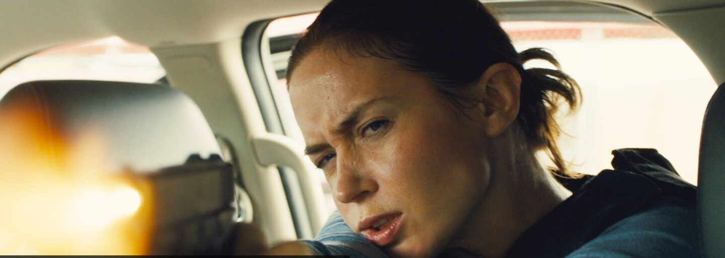 Benicio Del Toro a Emily Blunt uprostřed drogové války. Sicario láká novým trailerem