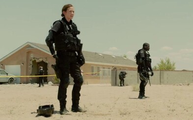 Benicio Del Toro a Emily Blunt uprostřed drogové války. Sicario láká novým trailerem Benicio Del Toro a Emily Blunt uprostřed drogové války. Sicario láká novým trailerem