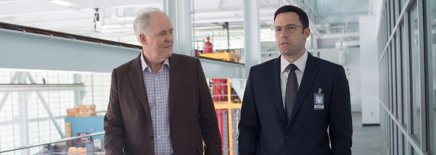Benu Affleckovi dýchá policie na paty, protože pere peníze nejnebezpečnějším zločincům v očekávaném filmu The Accountant