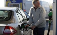 Benzín na Slovensku prvýkrát prekonal hranicu 1,8 eura za liter. Nafta mierne zlacnela