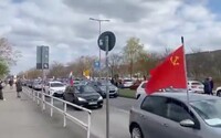 Berlínom prešiel sprievod áut na podporu Ruska. Objavili sa medzi nimi aj vlajky Sovietského zväzu