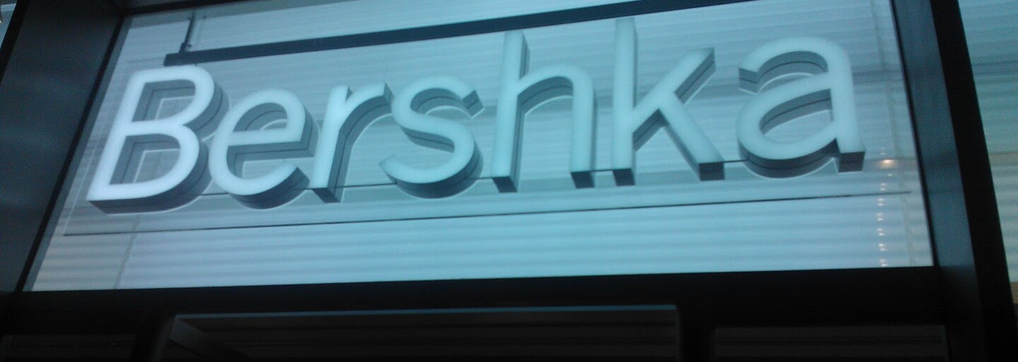Bershka pokračuje ve stopách Zary a tuto sezónu kopíruje Yeezy Boost 750, Air Force 1 R.T. a tenisky Y-3