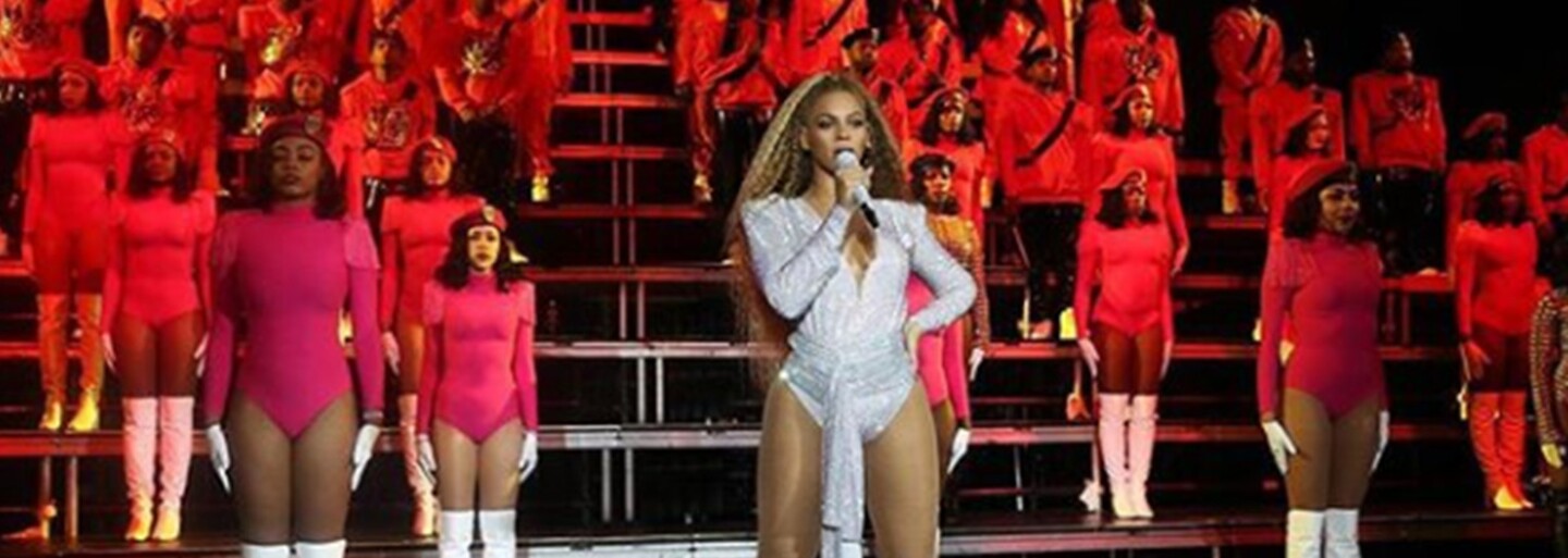 Beyoncé a Coachella po druhé. Nechýbali premyslené outfity ani pád priamo na pódiu