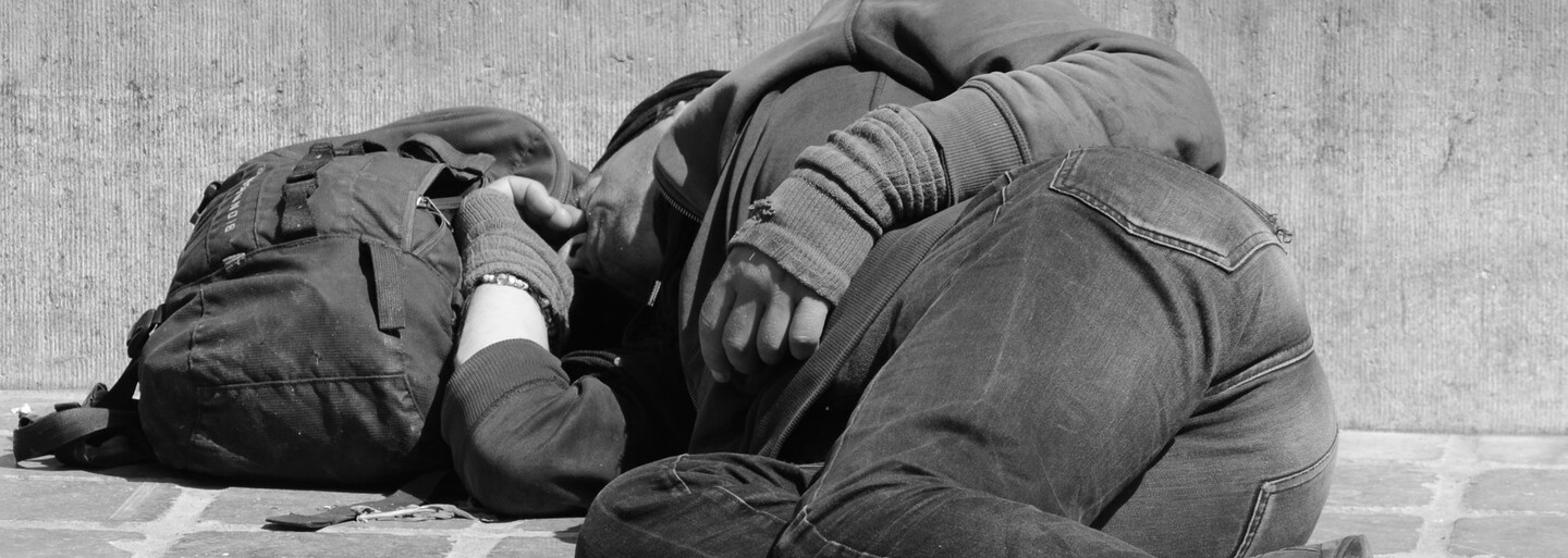 Bezdomovec stál hodiny v daždi, aby strážil zabudnutú tašku s peniazmi. Vďaka svojej čestnosti už viac nemusí byť na ulici