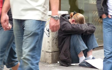 Bezdomovkyně na ulici porodila dvojčata, vybralo se pro ni přes 850 000 korun Bezdomovkyně na ulici porodila dvojčata, vybralo se pro ni přes 850 000 korun