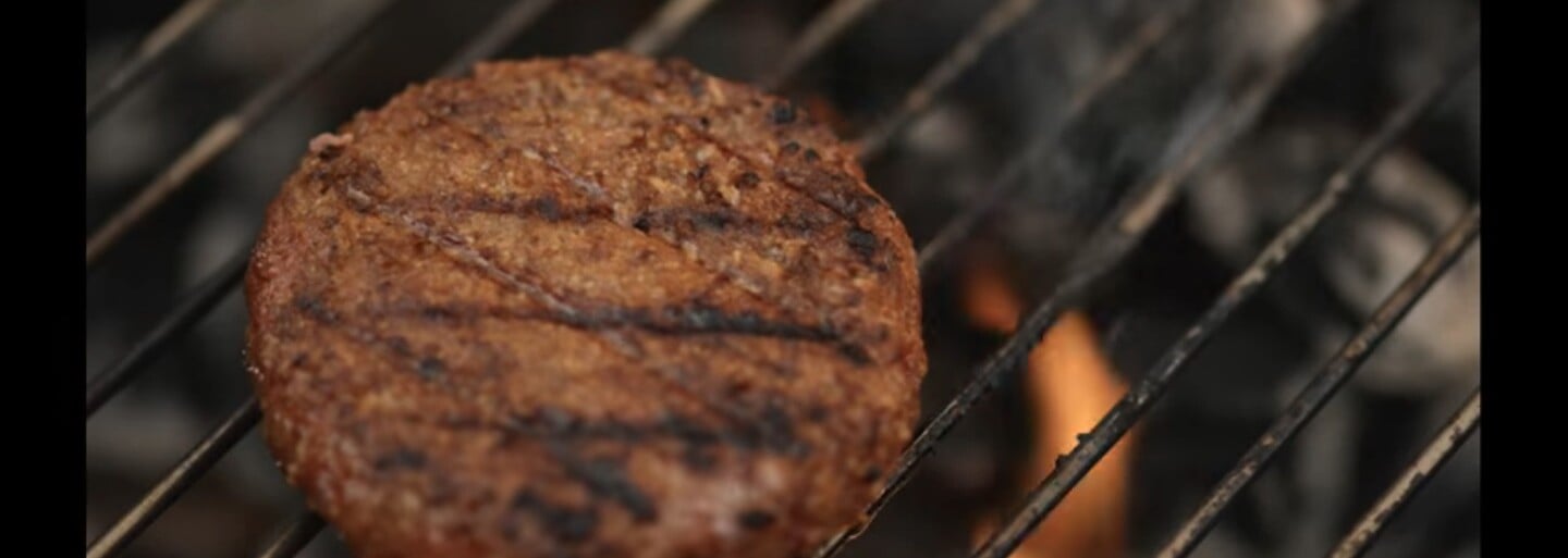 Bezmasý burger putuje na evropský trh. V britském Tescu ho už prodávají a lidé nemůžou uvěřit, že je z rostlin