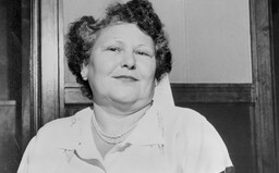 Beznadějná romantička Nannie Doss zavraždila své čtyři muže, děti, vnoučata i vlastní sestru. U soudu se svým činům smála