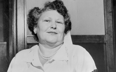 Beznadějná romantička Nannie Doss zavraždila své čtyři muže, děti, vnoučata i vlastní sestru. U soudu se svým činům smála