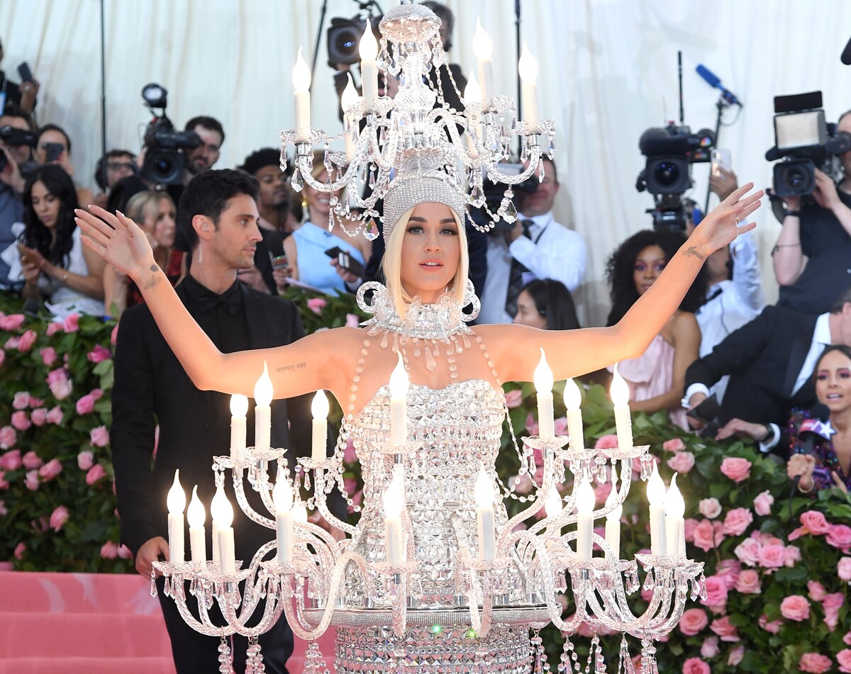 Katy Perry prezlečená za luster na Met Gala 2019.