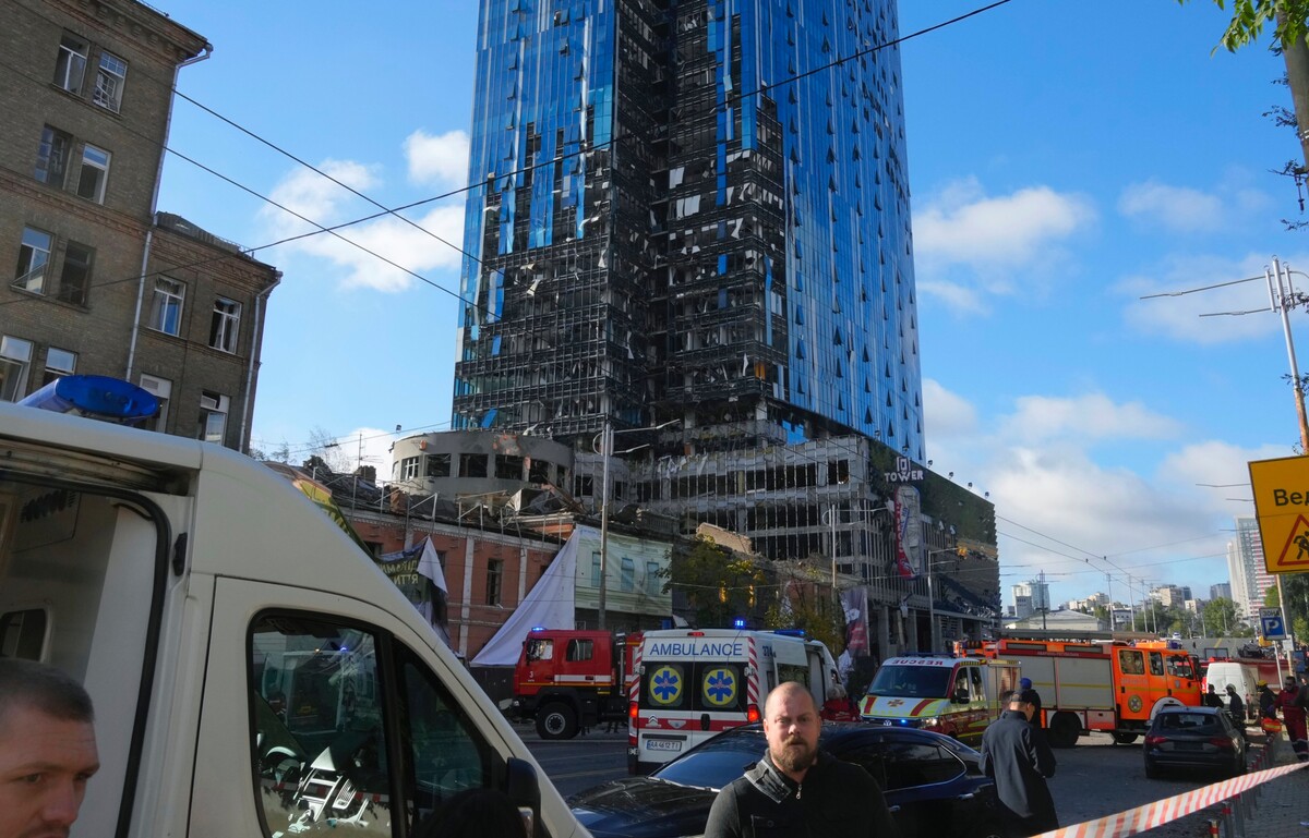 Policajti a záchranári na mieste ruského útoku v Kyjeve 10. októbra 2022.