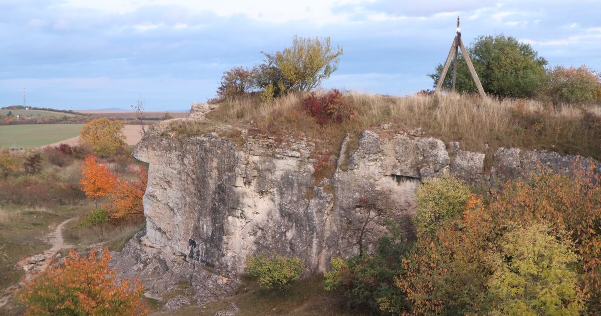 Nejtajemnější místo Česka: Přežili jsme halloweenskou půlnoc na Stránské skále. Dříve se tu schovával brněnský drak