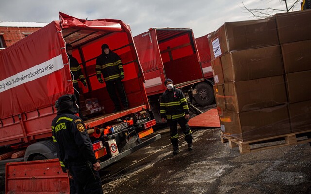 S rozvážením 500 000 roušek a respirátorů na Trutnovsku pomáhají hasiči i fotbalisté
