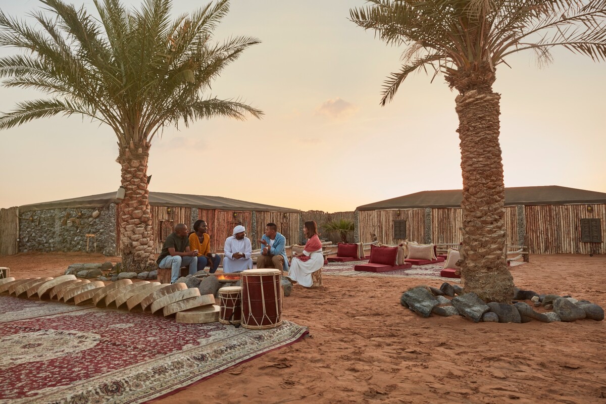 V kempe si dáš tradičnú arabskú večeru, vyskúšaš si sandboarding a užiješ si skvelý program.