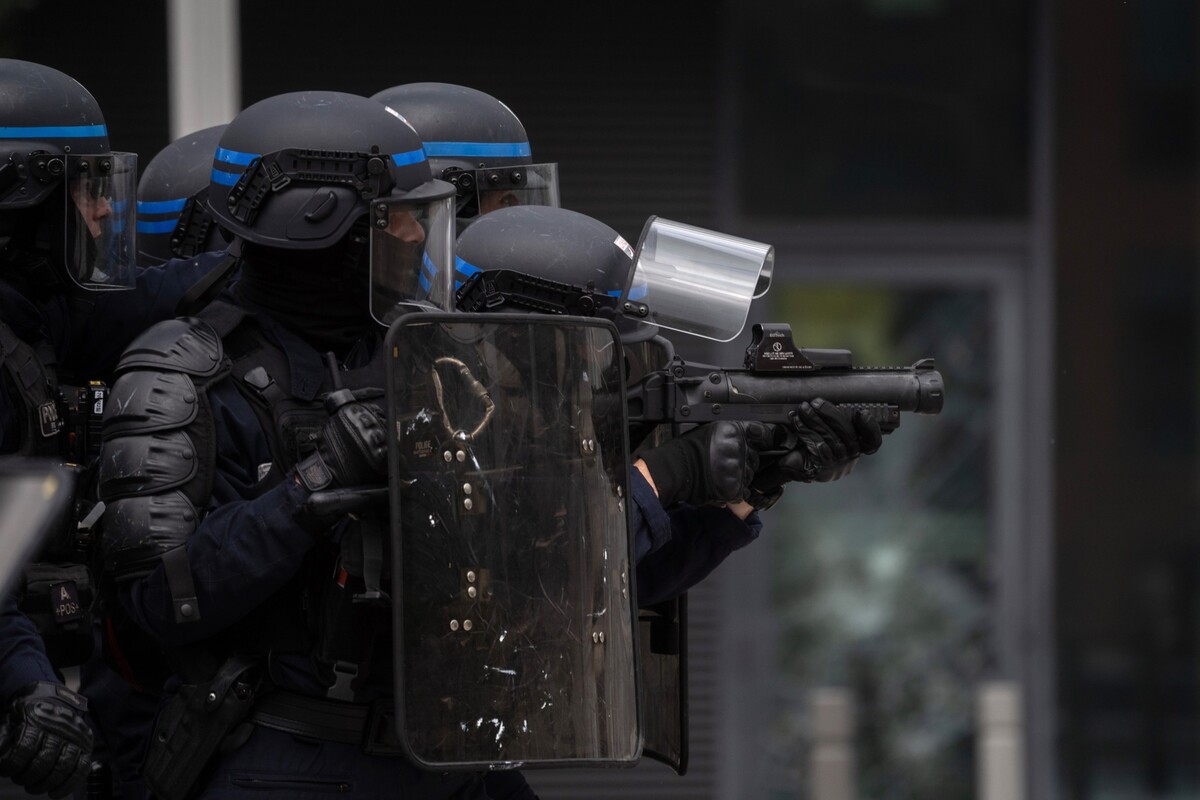 Ve městech po celé Francii údajně hlídkovalo 40 tisíc policistů.