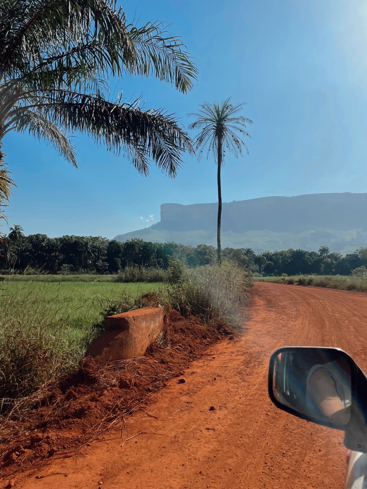 Pretek Budapešť – Bamako očami Lindy Gunišovej. Na fotografii z cesty je pohorie v Guinei.