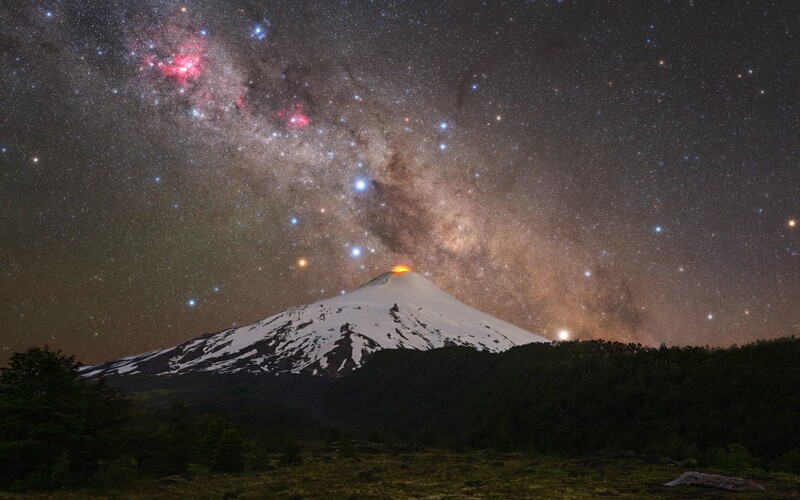 Slovák svojí fotkou zazářil v NASA. Vydal se kvůli ní pod jednu z nejaktivnějších sopek, ale výsledek stojí za to.