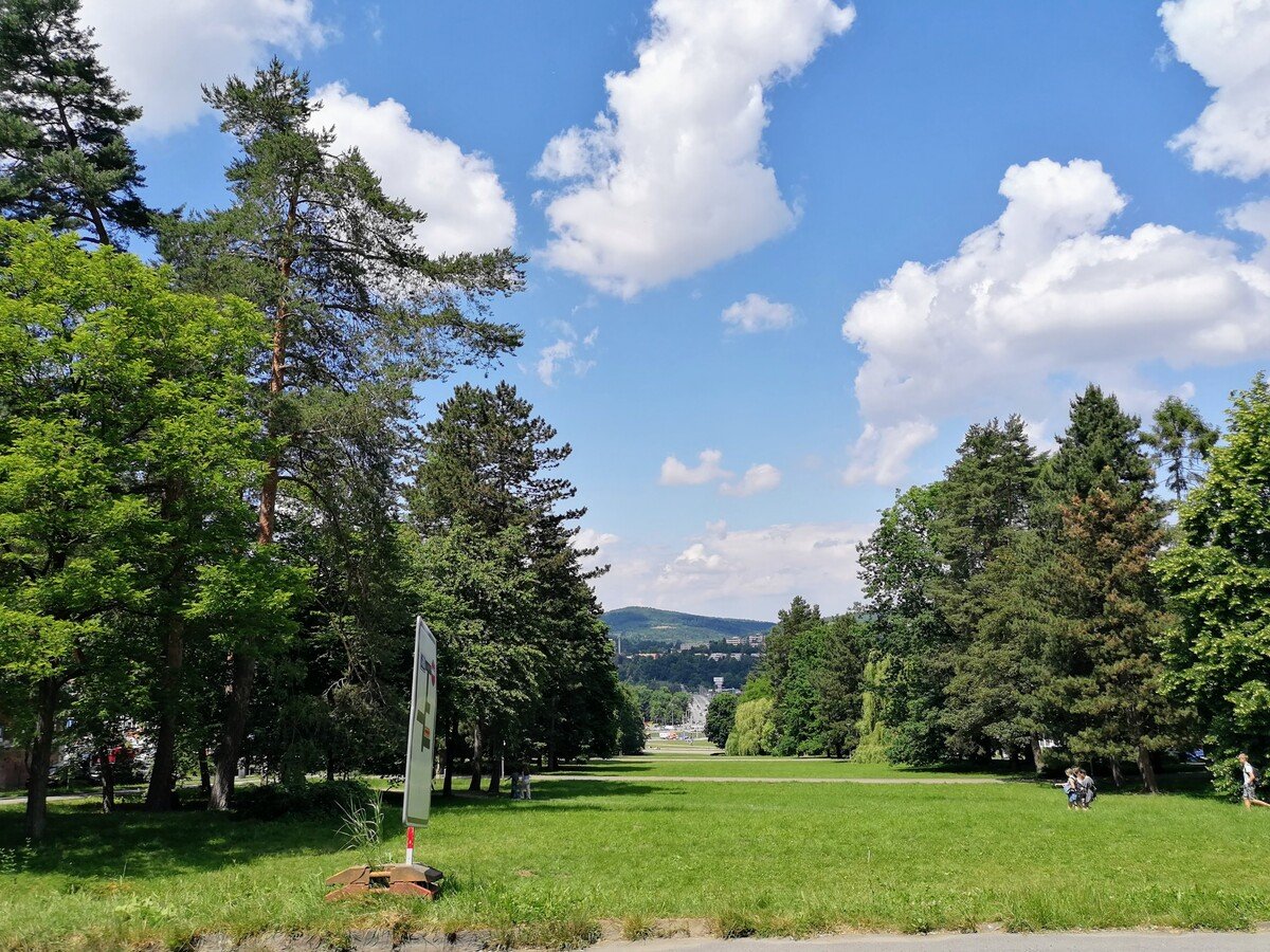 Zelená plocha s výhľadom na mesto je ako stvorená na pikniky či aktívne trávenie voľného času.