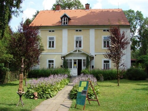 Tento dům dostal známý Čech jako svatební dar v roce 1935. Na Strži, jak své&nbsp;letní sídlo&nbsp;pojmenoval, vznikala významná literární díla. Kdo tu pobýval?