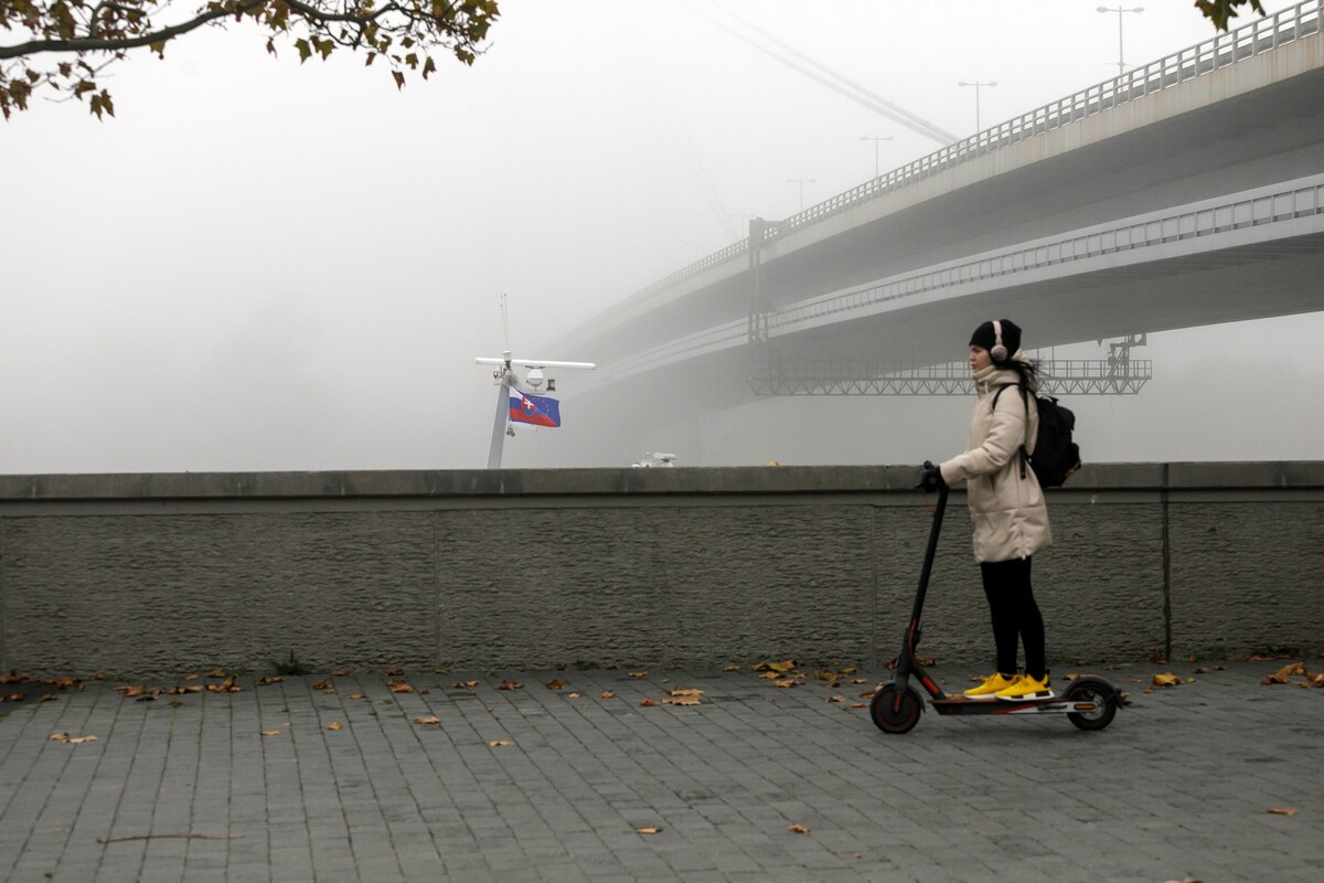 Most SNP cez Dunaj v Bratislave zahalený v silnej hmle, ktorá viditeľnosť na niektorých miestach znižovala na minimum. (26. októbra 2022)
