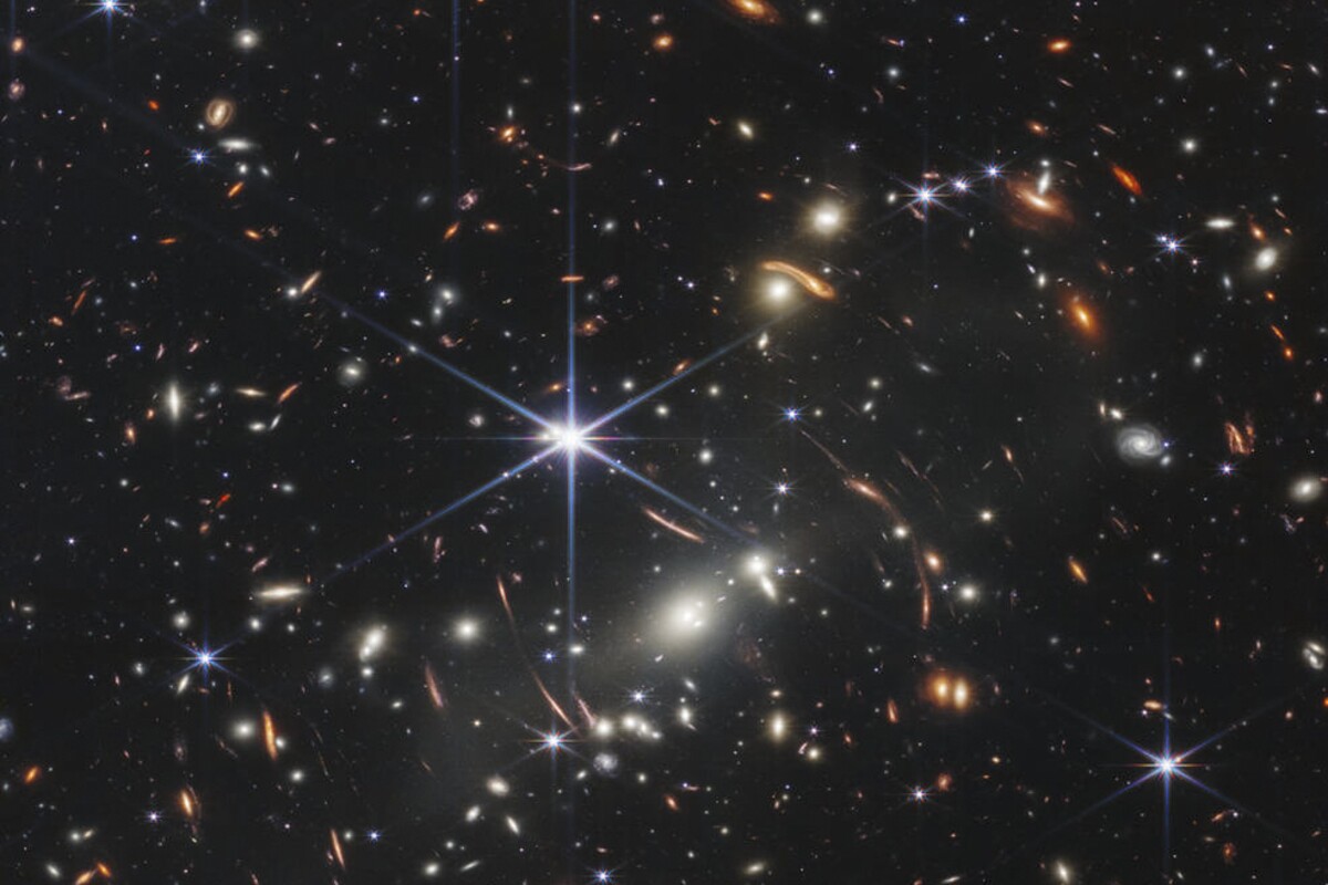 Historicky prvý záber zhotovený vesmírnym teleskopom Jamesa Webba, ktorý zachytáva „najhlbší a najostrejší obraz“ raného vesmíru spred vyše 13 miliárd rokov. Fotku zverejnil americký Národný úrad pre letectvo a vesmír (NASA). (11. júla 2022)