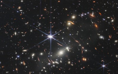 Galaxie zachycené teleskopem Jamese Webba možná nejsou tak staré, jak se myslelo. Vědci odhalili možnou chybu v kalibraci.