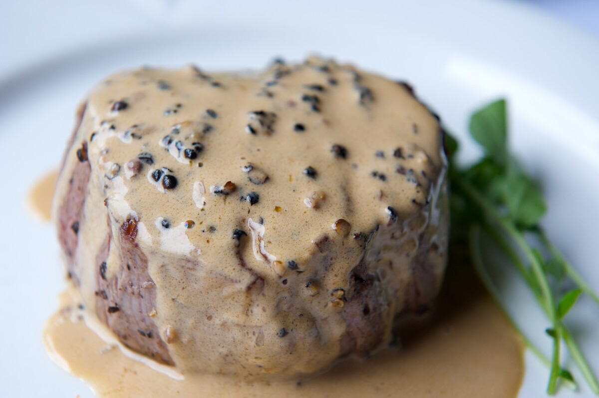 Steak au poivre.