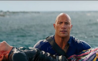 Bicepsy Dwayna Johnsona v traileru pro necenzurovaný Baywatch zachraňují nadržené kočky na pláži, ale také dávají přes držku zločincům Bicepsy Dwayna Johnsona v traileru pro necenzurovaný Baywatch zachraňují nadržené kočky na pláži, ale také dávají přes držku zločincům