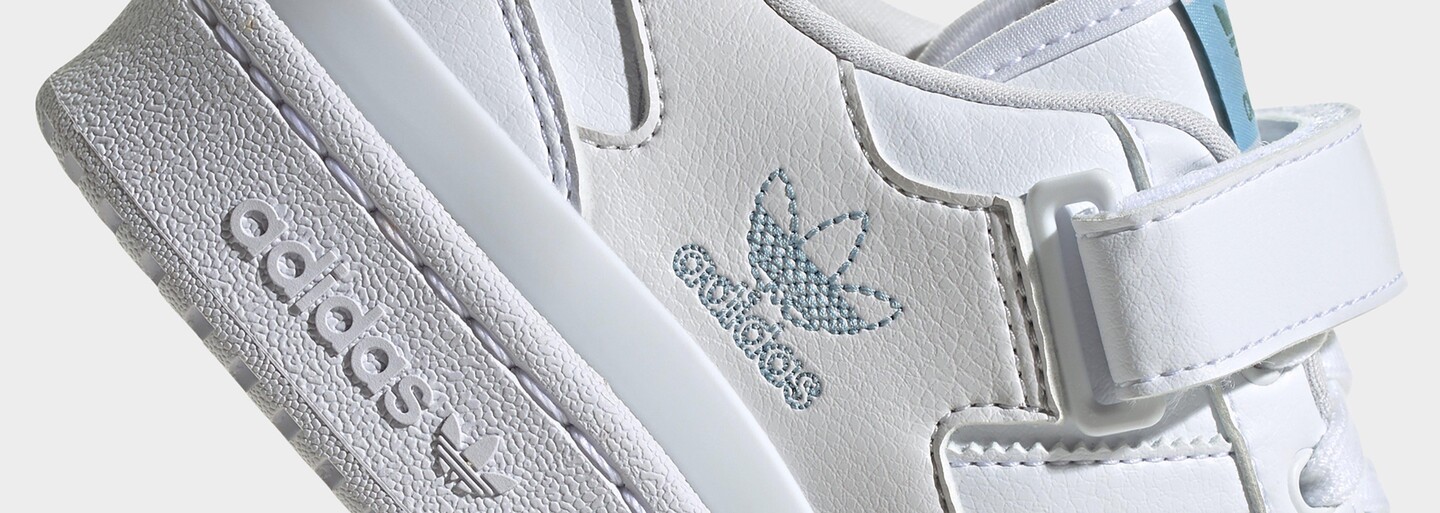 Bílé tenisky jsou povinnou výbavou během letních měsíců. Objev nejkrásnější páry od značek Adidas, Nike nebo Puma