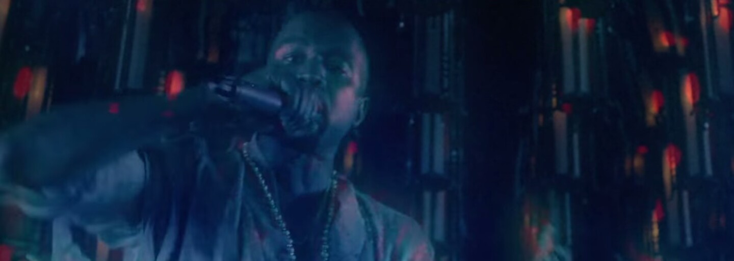 Big Sean sa vo dvojici videoklipov najprv premenil na starčeka, no neskôr s Kanyem zbúral klub