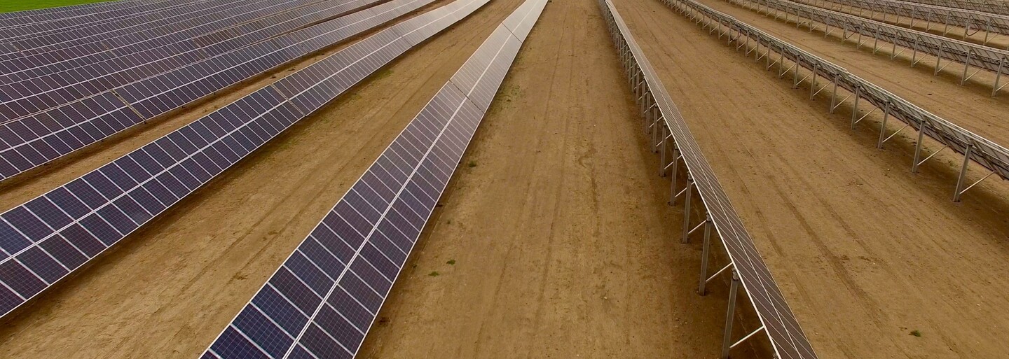Bill Gates finančně podpořil robotickou výstavbu solárních farem. Obliba této energie roste i v Česku