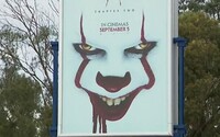 Billboardová kampaň na horor IT: Chapter Two straší malé deti, sťažujú sa rodičia