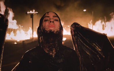 Billie Eilish ako diabol poukazuje na nebezpečenstvo klimatickej katastrofy videom plným plameňov. Pridáva sa ku Grete Thunberg Billie Eilish ako diabol poukazuje na nebezpečenstvo klimatickej katastrofy videom plným plameňov. Pridáva sa ku Grete Thunberg